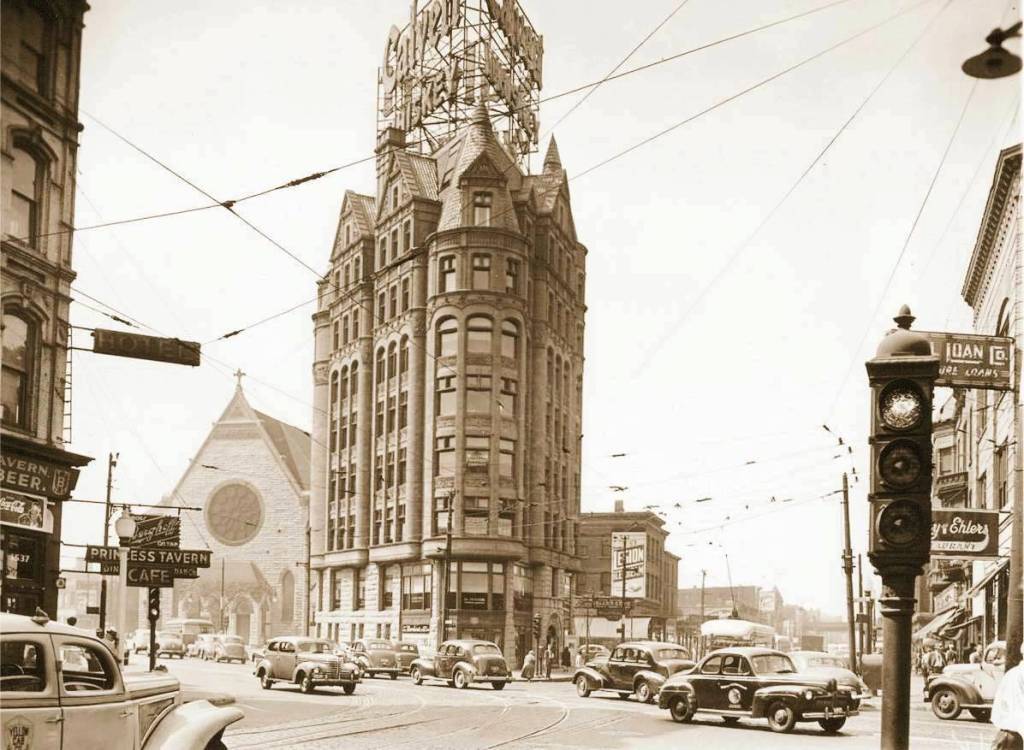 The building in 1947 shortly after its first cleaning. (Photographer unknown)